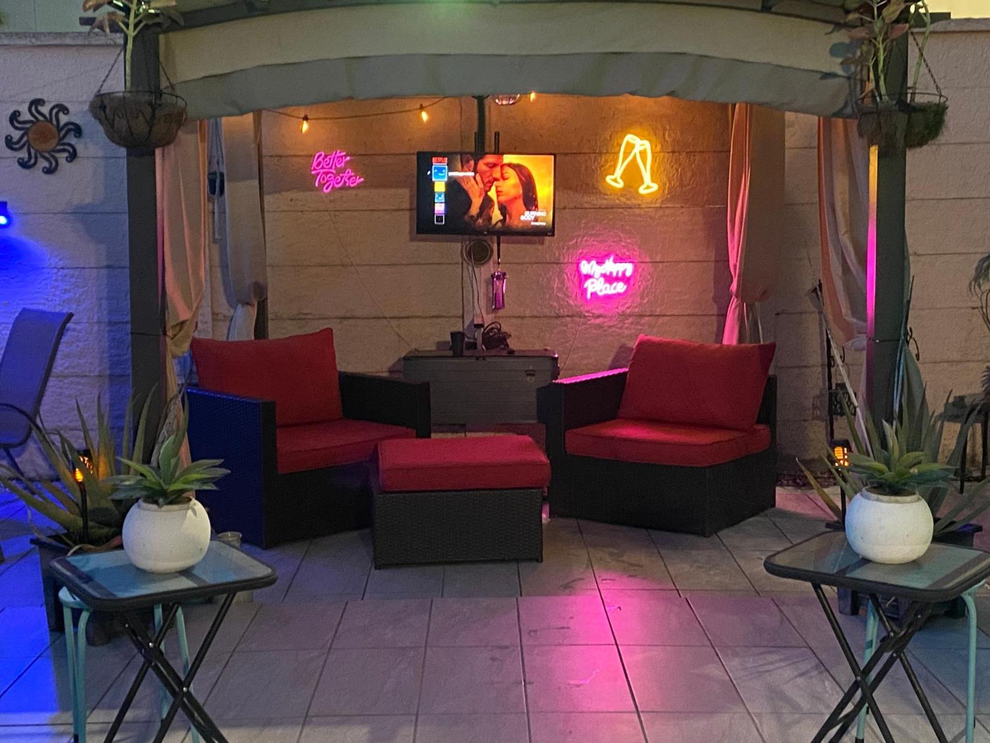 Tiny Place W Private Hot Jacuzzi 7 Min To International Airport Bed & Breakfast *