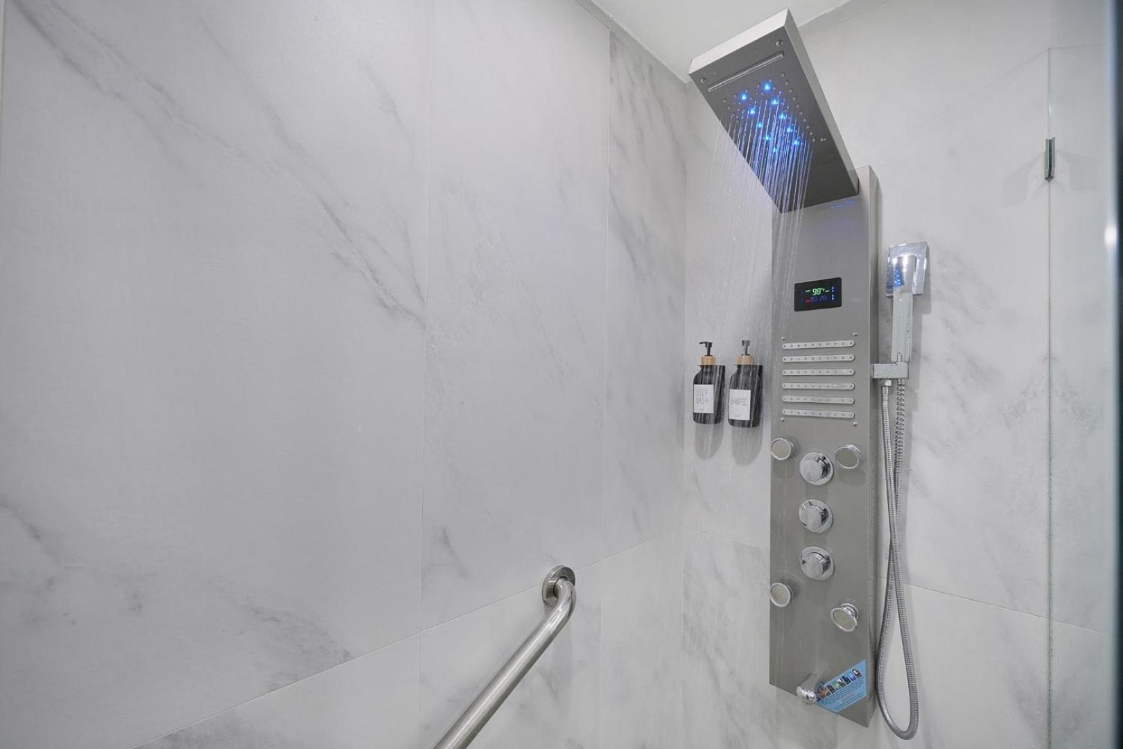 Ferienhaus Vacay Spot Wynwood Jungle Fever Shower Massage Jets, Bbq, Patio Led Vibes, Prime Loc! 6 Blocks Away From Bars, Nite Clubs, Res, Shops *
