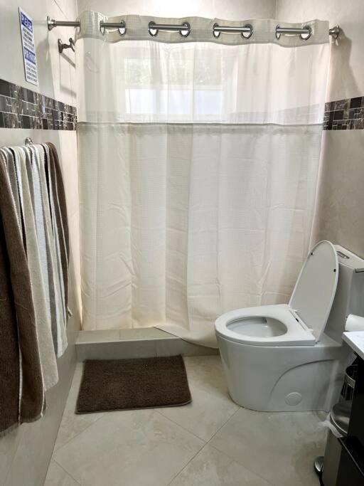 Adorable 2-bedroom House With Free Parking Guest house