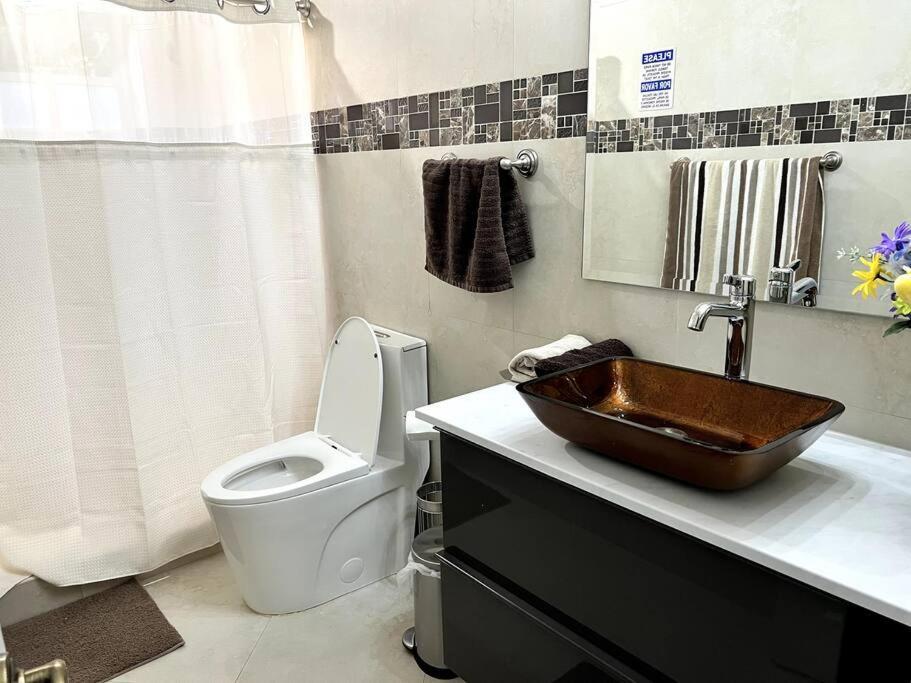 Adorable 2-bedroom House With Free Parking *
