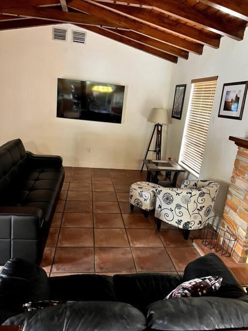 Guest house Adorable 2-bedroom House With Free Parking