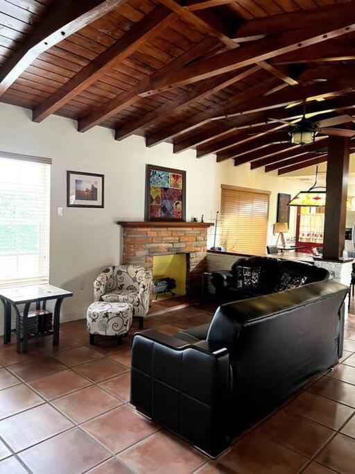Adorable 2-bedroom House With Free Parking Guest house