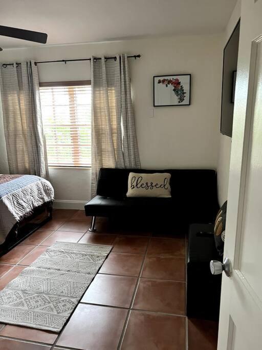 Adorable 2-bedroom House With Free Parking Guest house *