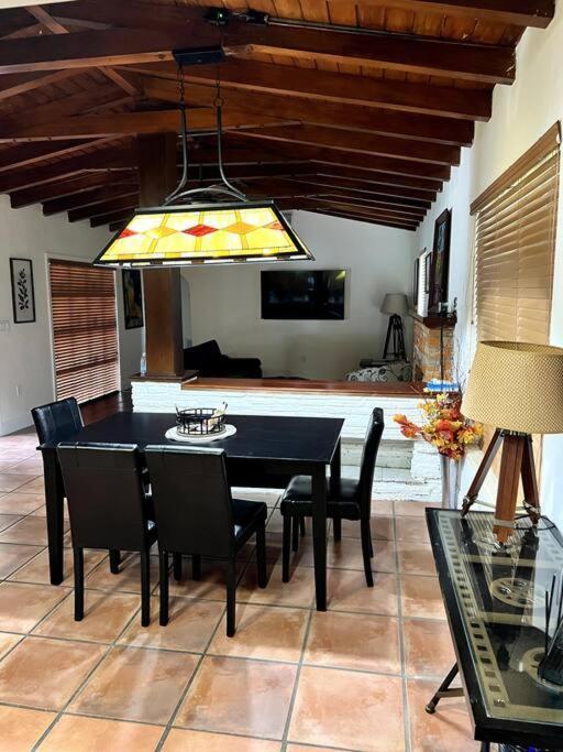 Adorable 2-bedroom House With Free Parking Guest house