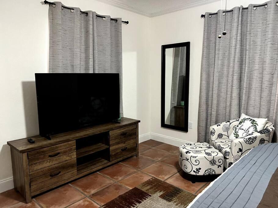 Adorable 2-bedroom House With Free Parking *