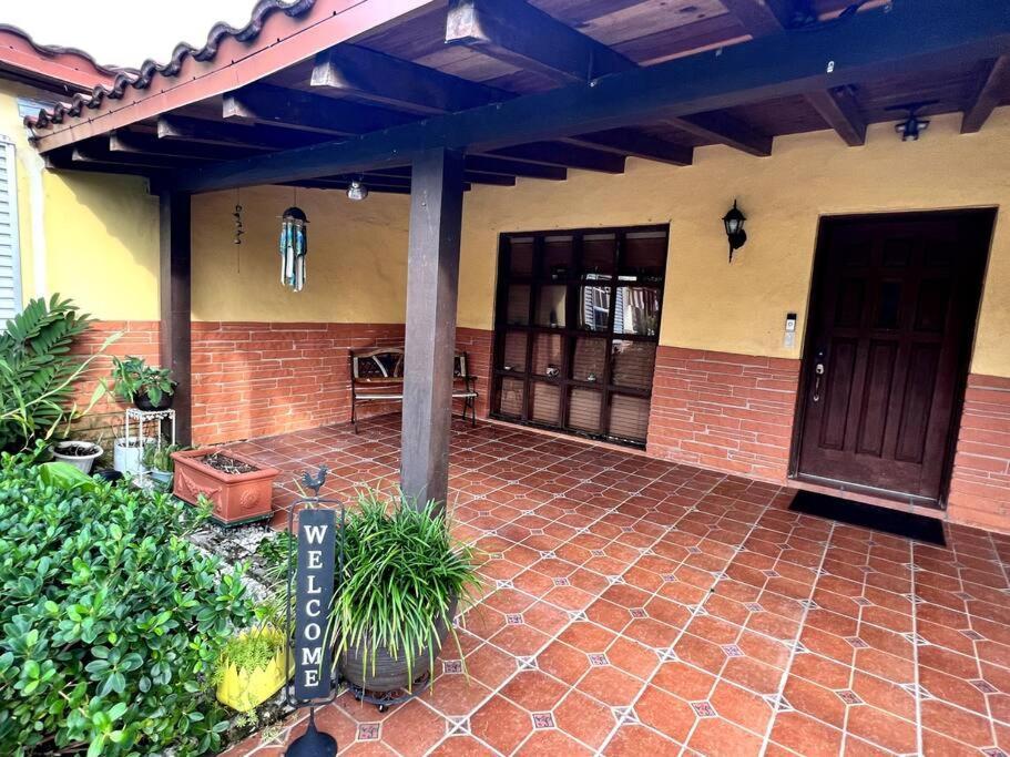 Guest house Adorable 2-bedroom House With Free Parking