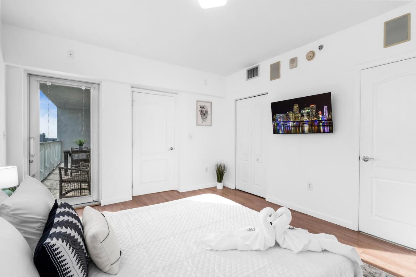 Spacious 2 Bed Unit In Brickell With Free Parking Miami