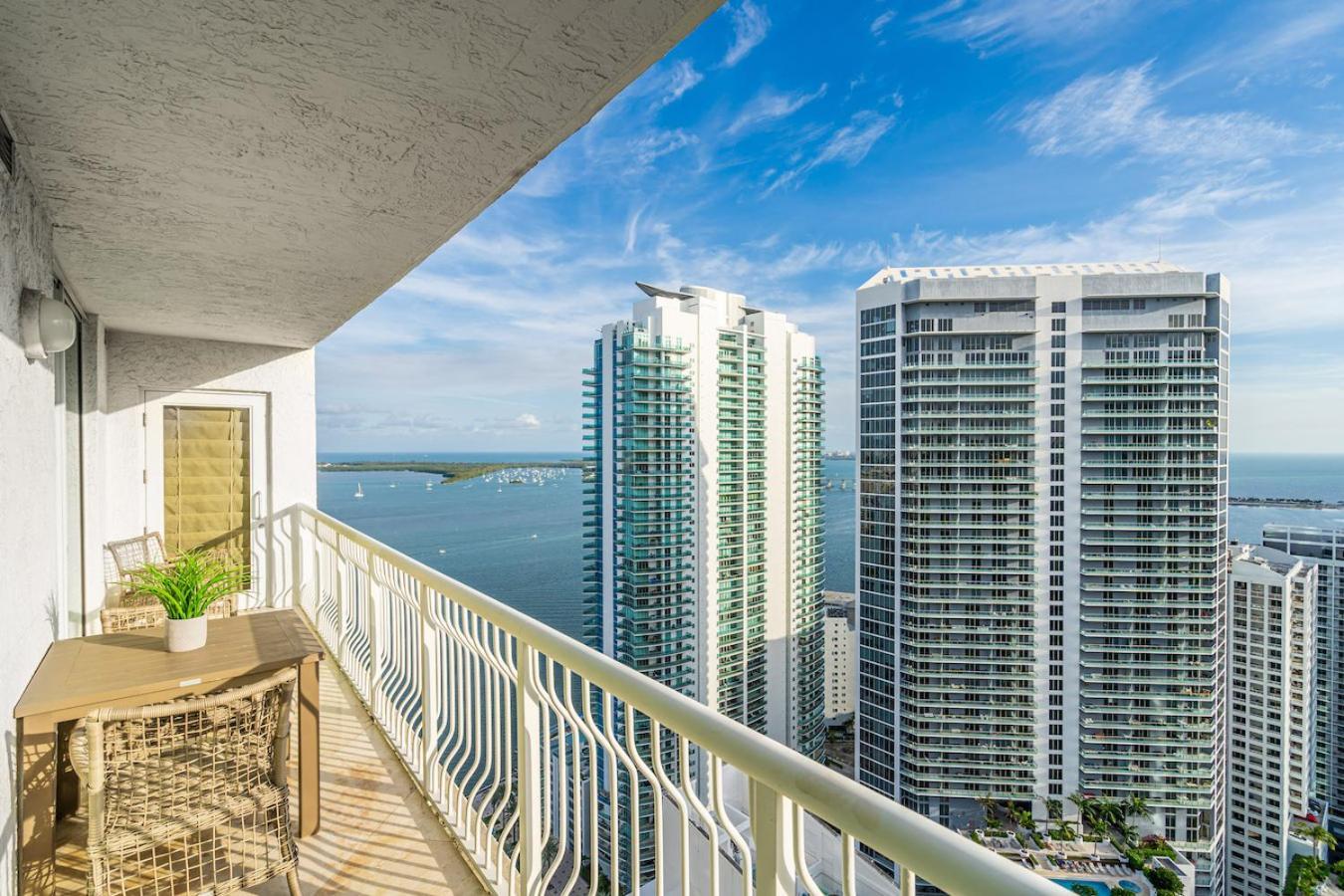 Spacious 2 Bed Unit In Brickell With Free Parking Miami