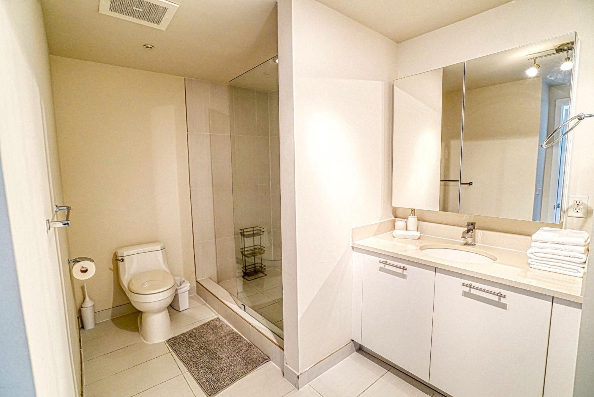 Prime Location: Midtown Finest Apartment