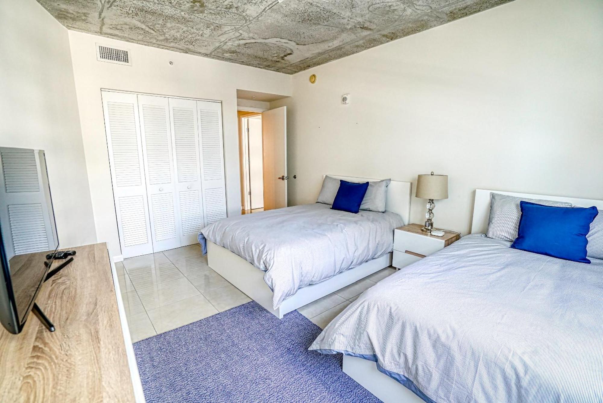 Prime Location: Midtown Finest Apartment