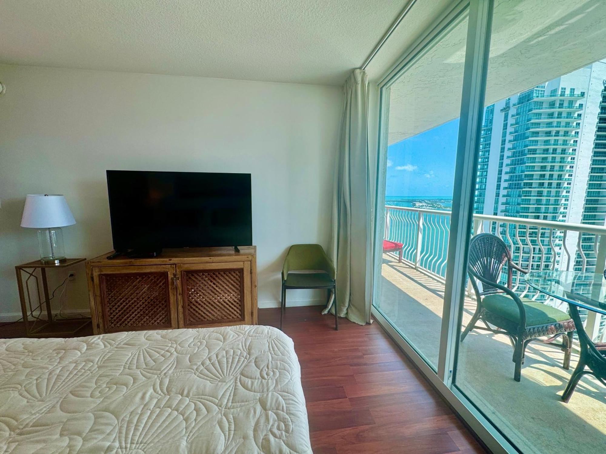Brickell Unit, Amazing View, Balcony, Pool, 1 Free Parking *