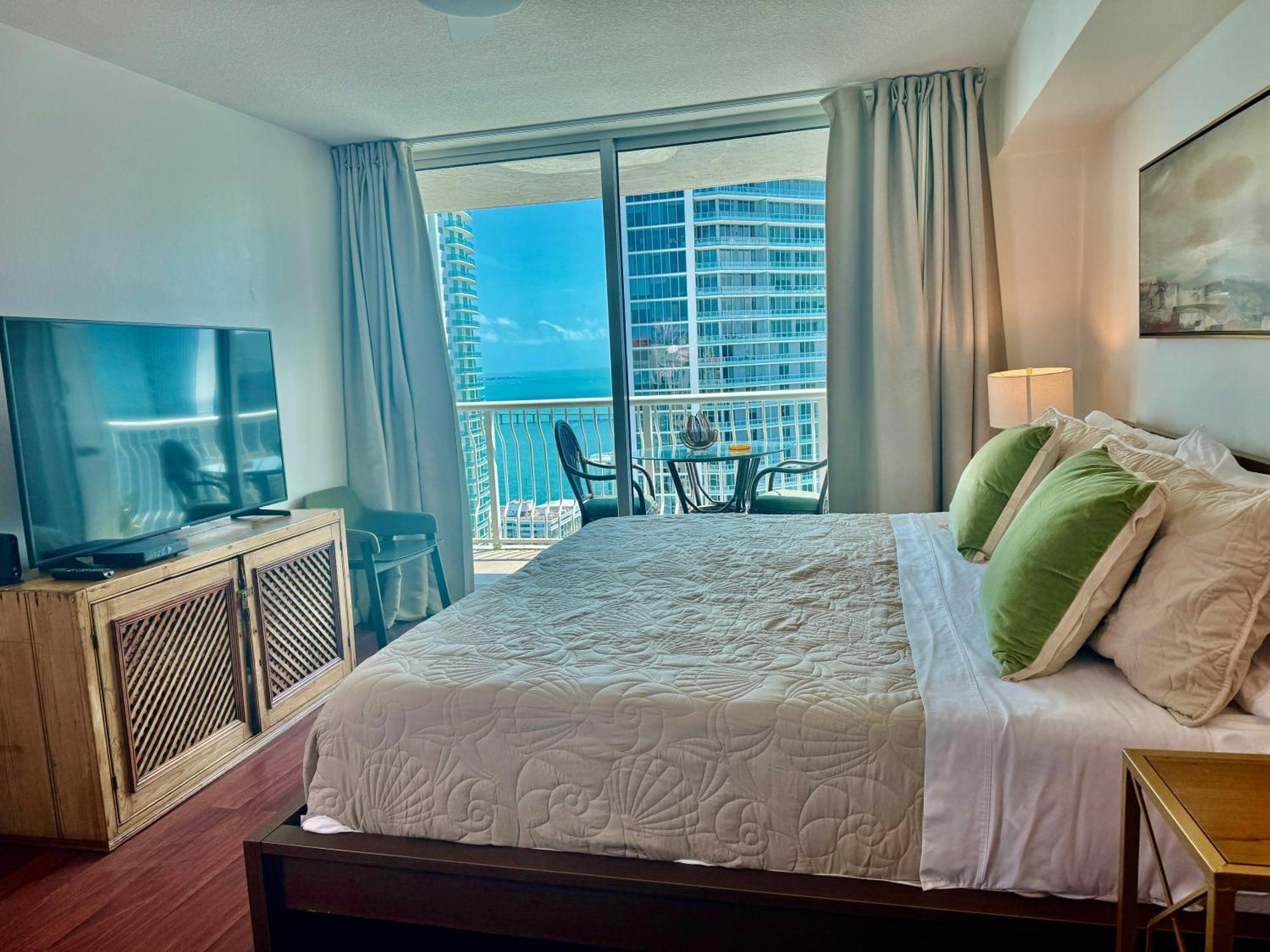 Brickell Unit, Amazing View, Balcony, Pool, 1 Free Parking Apartment Miami