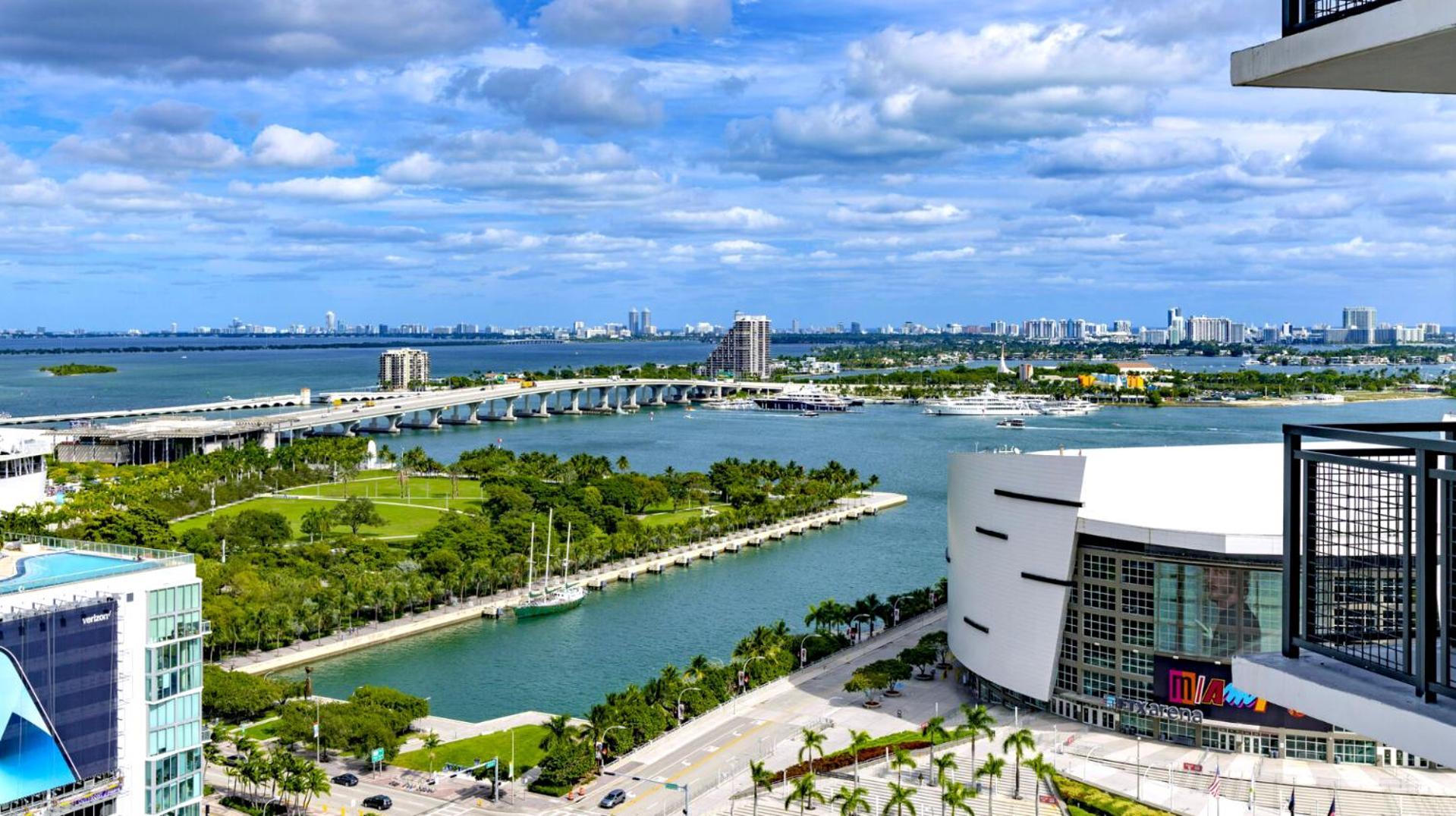 Experience The Perfect Life!! Centrally Located Luxury Condo! * Miami