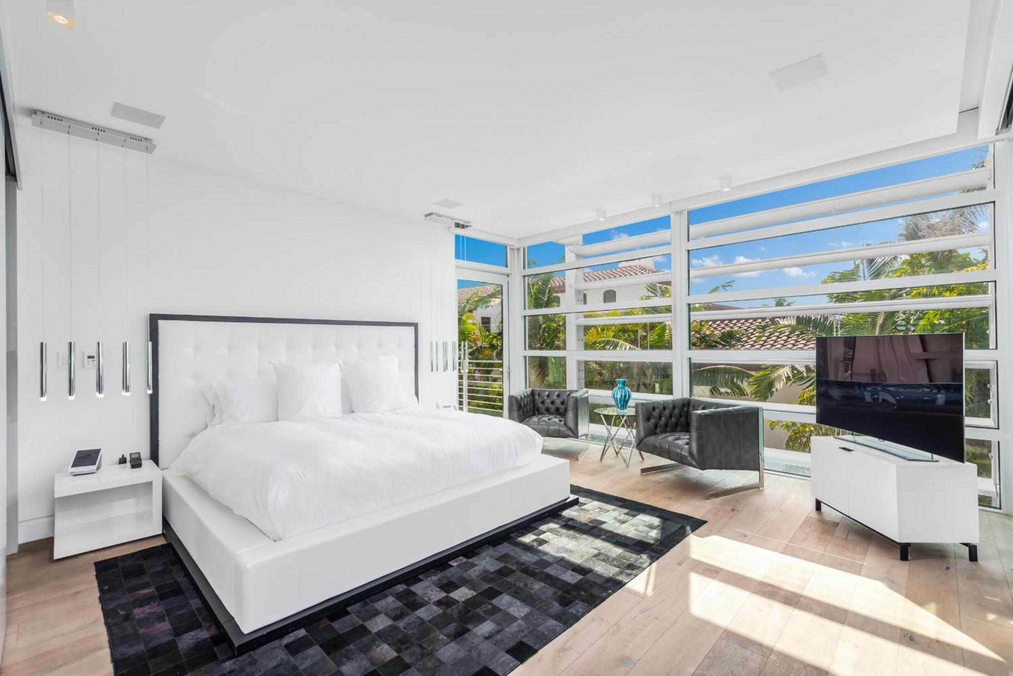 Indulge In Waterfront Elegance Your Ultra Luxury Estate Beckons! * Miami
