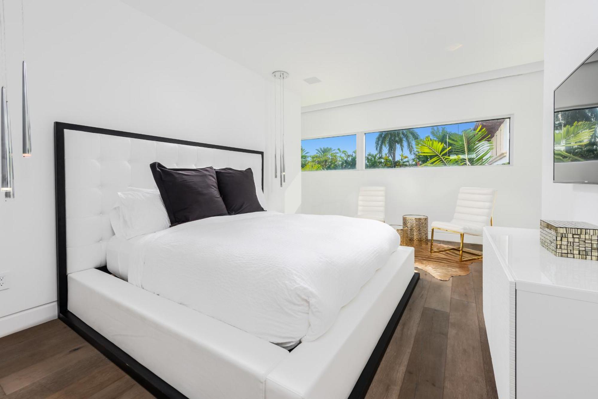 Indulge In Waterfront Elegance Your Ultra Luxury Estate Beckons! * Miami