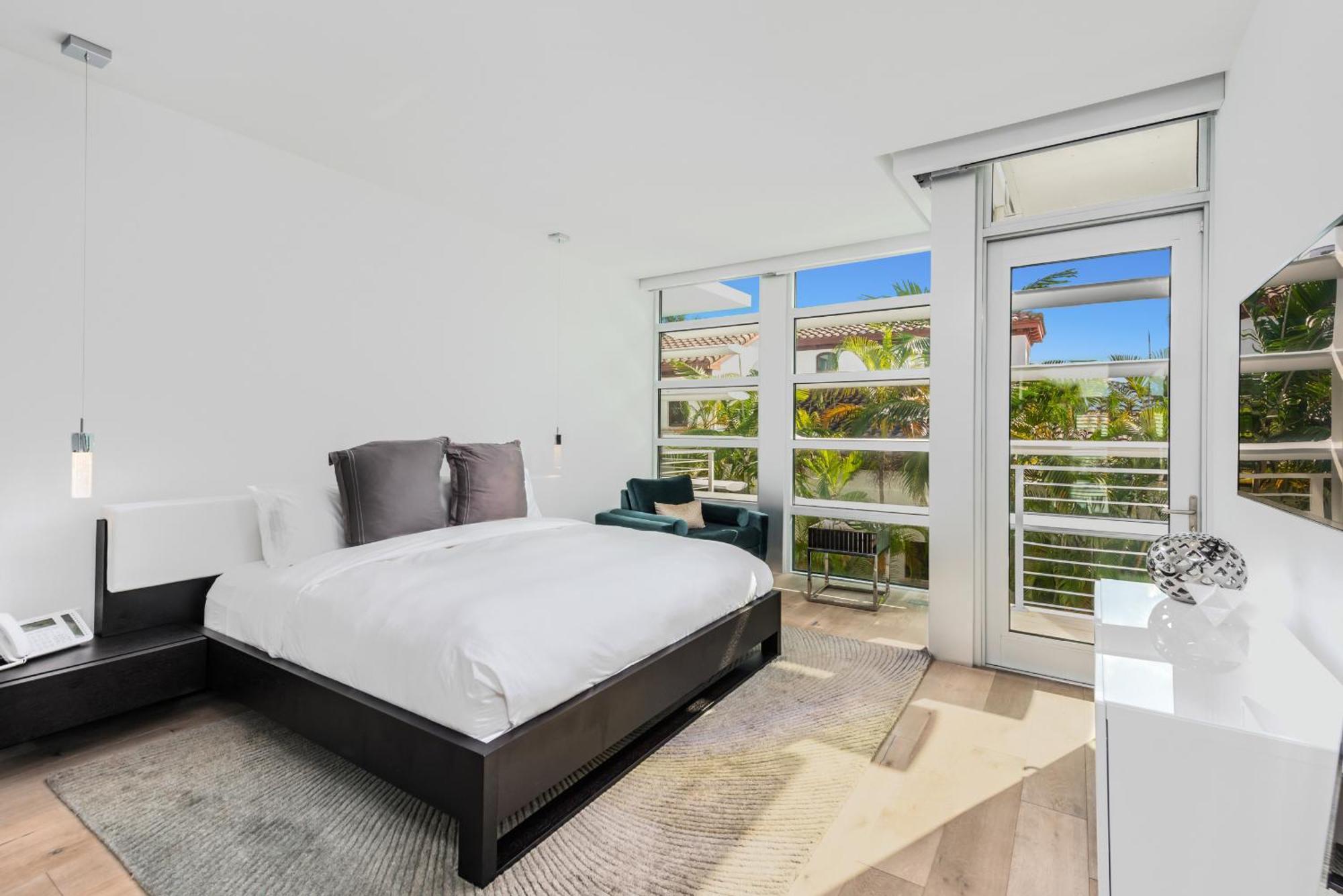 Indulge In Waterfront Elegance Your Ultra Luxury Estate Beckons! Miami