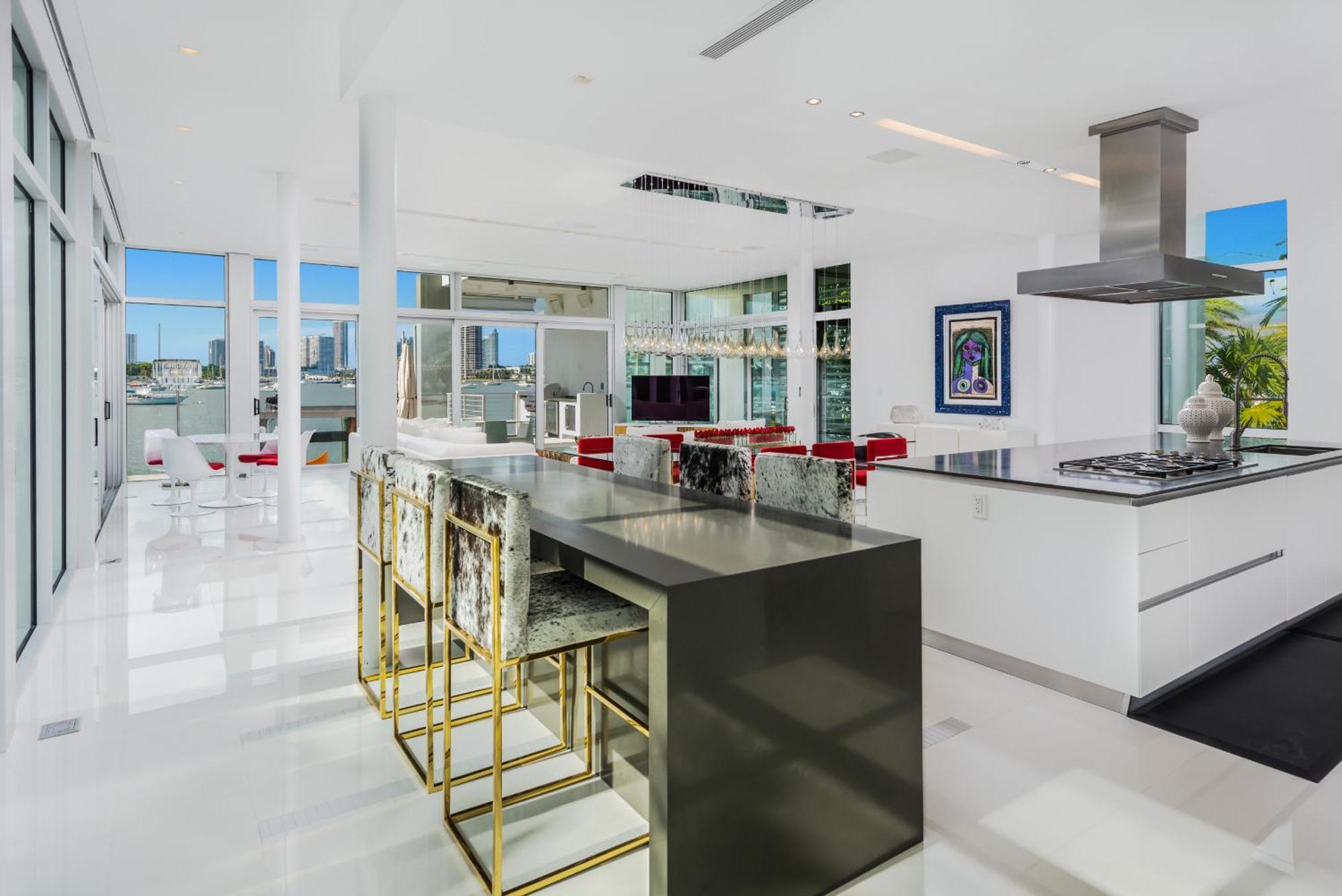 Villa Indulge In Waterfront Elegance Your Ultra Luxury Estate Beckons! Miami
