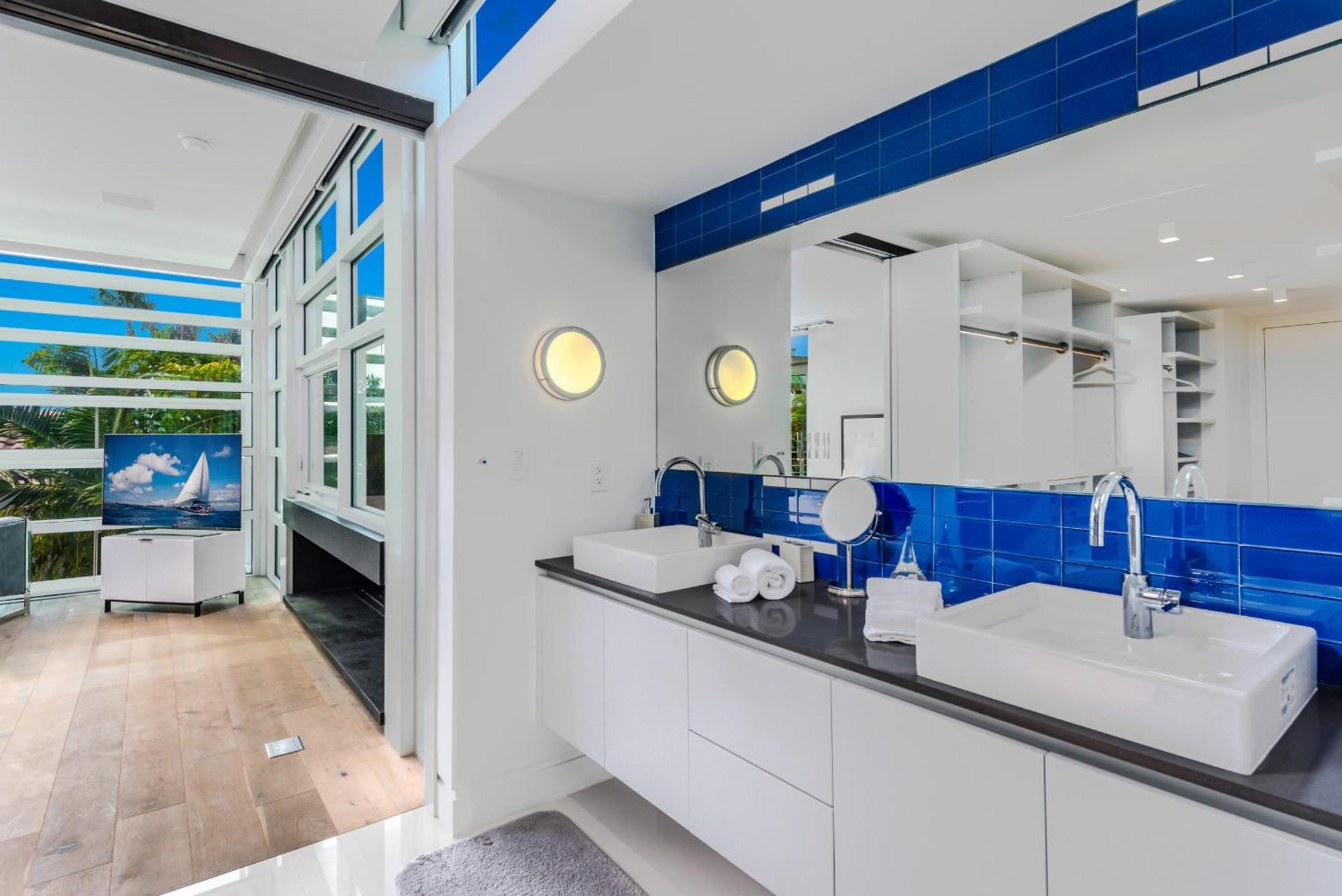 Indulge In Waterfront Elegance Your Ultra Luxury Estate Beckons! *