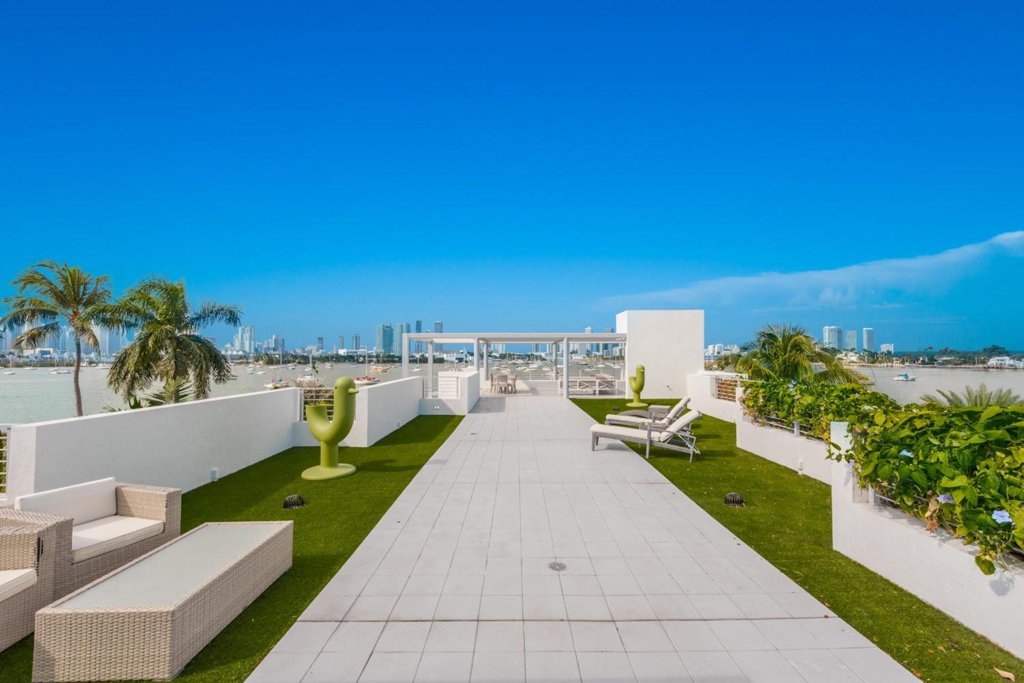 Indulge In Waterfront Elegance Your Ultra Luxury Estate Beckons! Villa