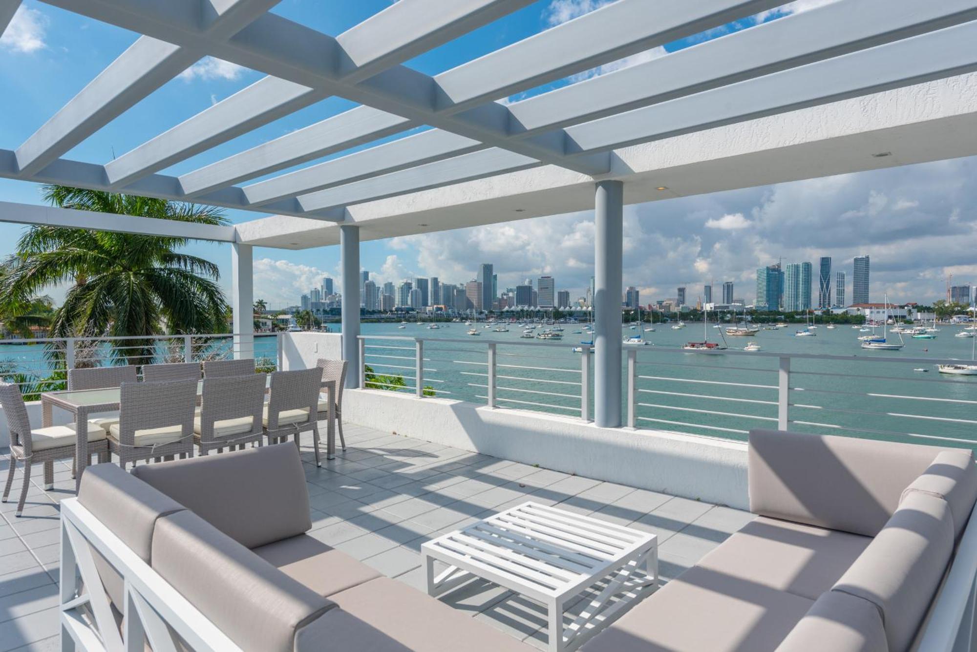 Indulge In Waterfront Elegance Your Ultra Luxury Estate Beckons! *