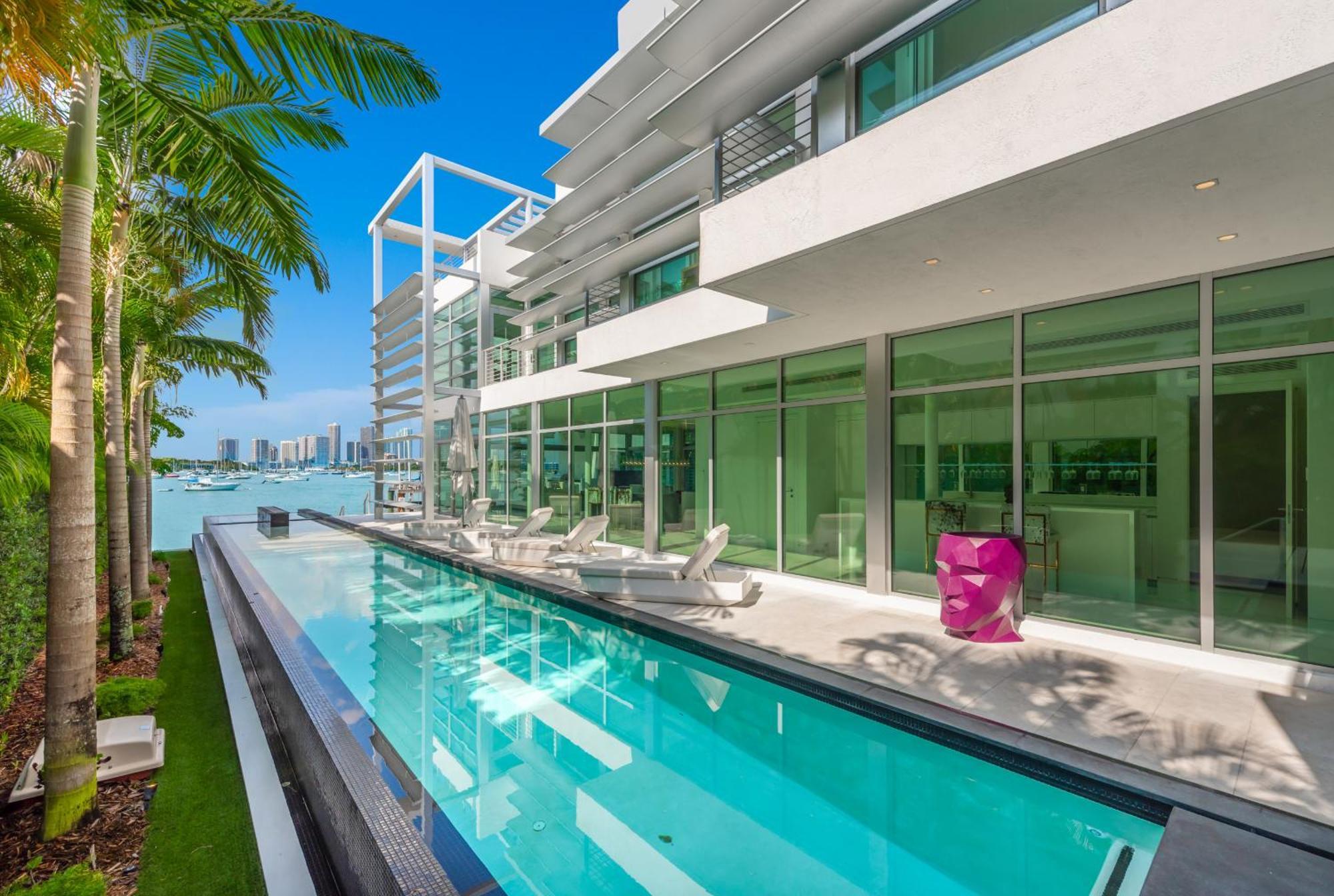 Villa Indulge In Waterfront Elegance Your Ultra Luxury Estate Beckons! Miami