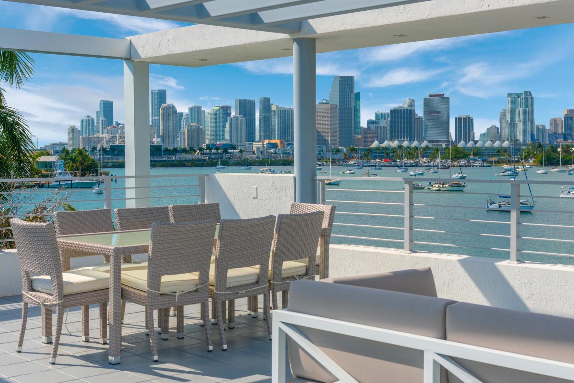 Indulge In Waterfront Elegance Your Ultra Luxury Estate Beckons! Villa