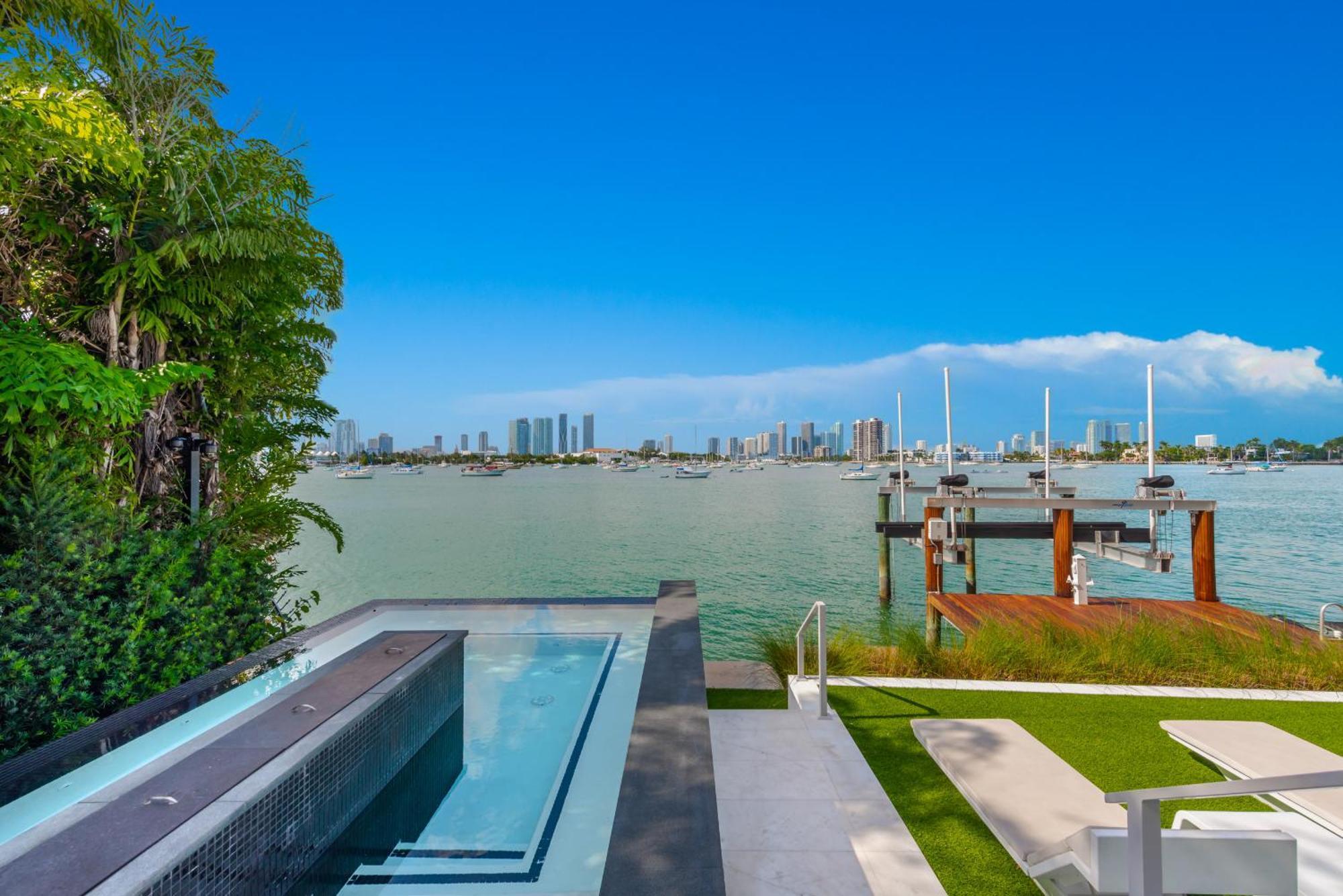 Villa Indulge In Waterfront Elegance Your Ultra Luxury Estate Beckons! Miami