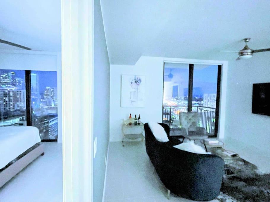 Heart Of Downtown, 3br-2 And Half Bathroom En-suites Luxe Pool!