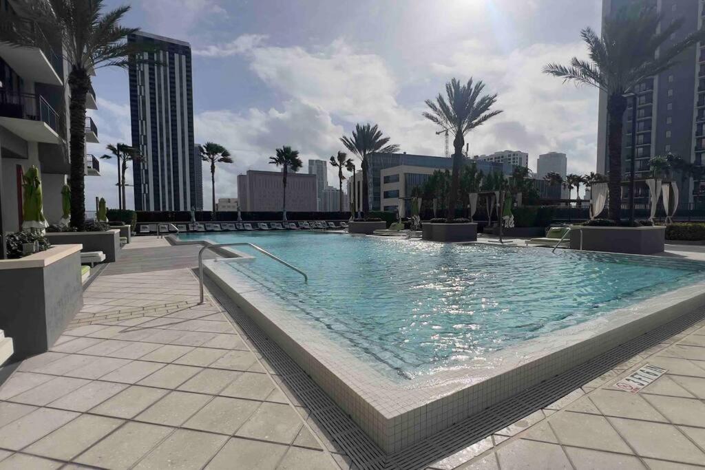 Heart Of Downtown, 3br-2 And Half Bathroom En-suites Luxe Pool!