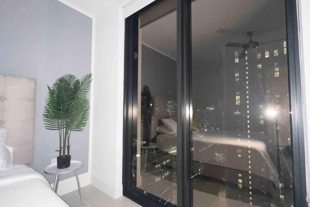 Heart Of Downtown, 3br-2 And Half Bathroom En-suites Luxe Pool!