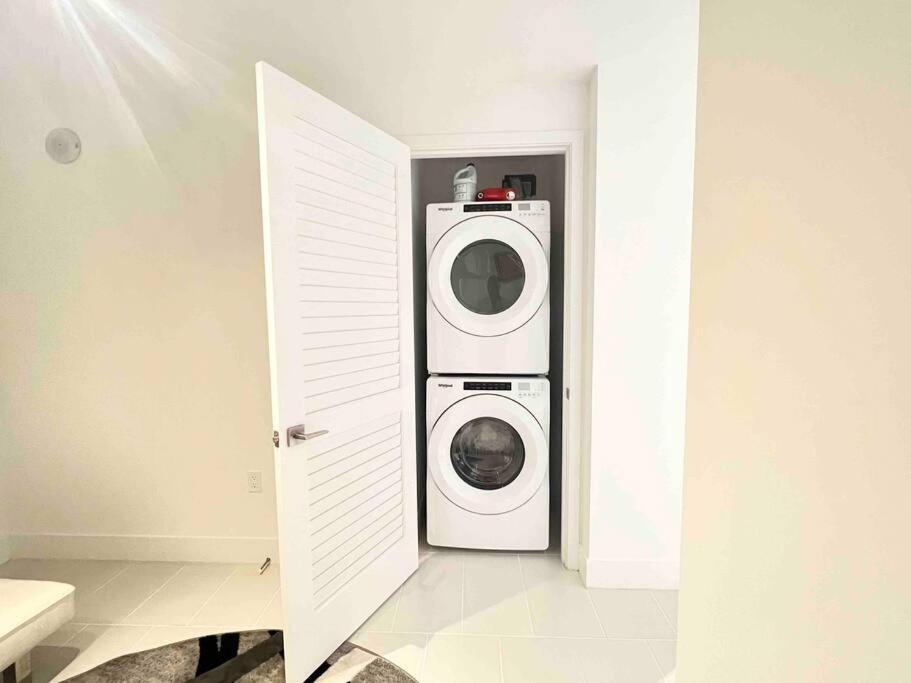 Apartment Heart Of Downtown, 3br-2 And Half Bathroom En-suites Luxe Pool! *