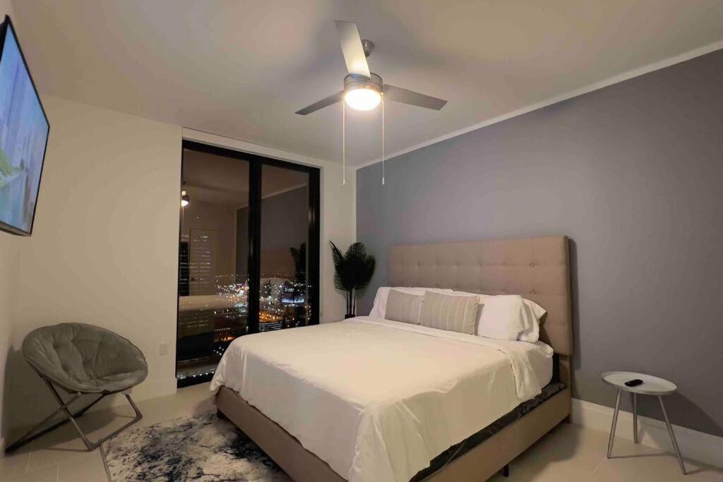 Apartment Heart Of Downtown, 3br-2 And Half Bathroom En-suites Luxe Pool! *