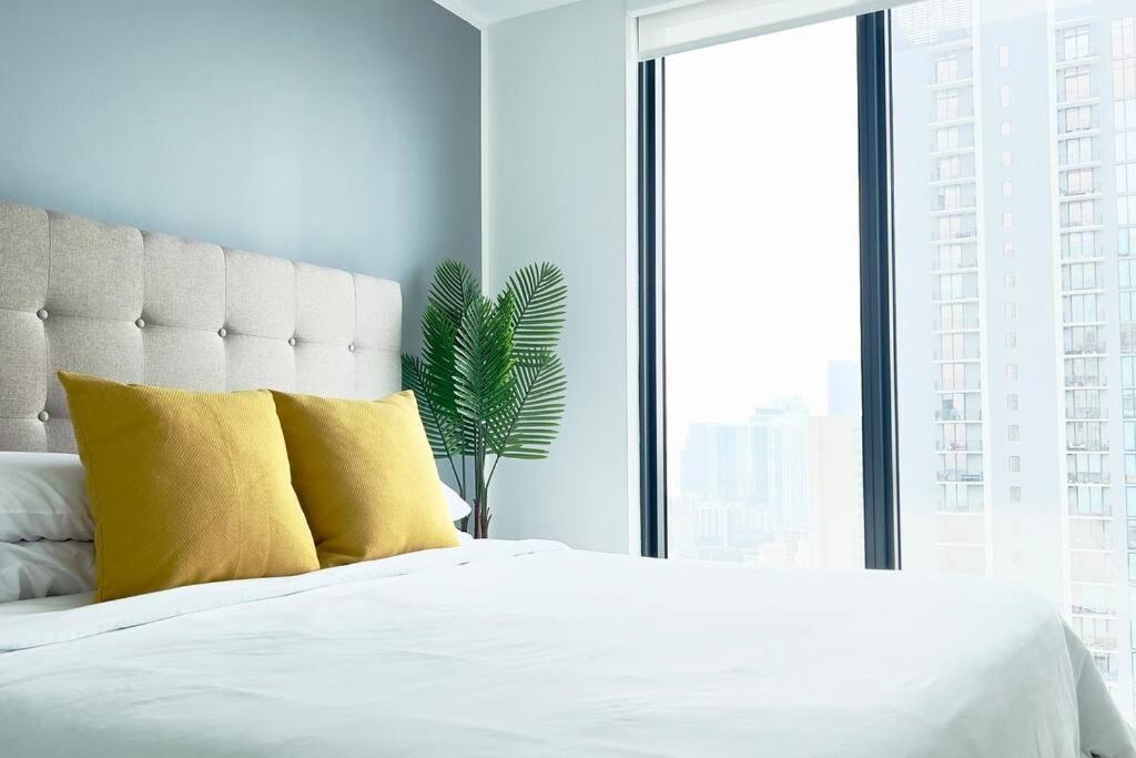 Heart Of Downtown, 3br-2 And Half Bathroom En-suites Luxe Pool!
