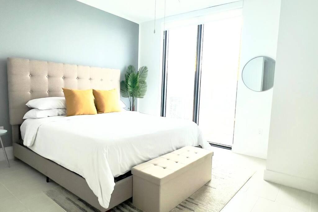 Apartment Heart Of Downtown, 3br-2 And Half Bathroom En-suites Luxe Pool! *