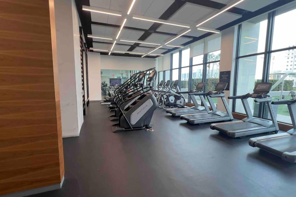 Apartment Heart Of Downtown, 3br-2 And Half Bathroom En-suites Luxe Pool! *
