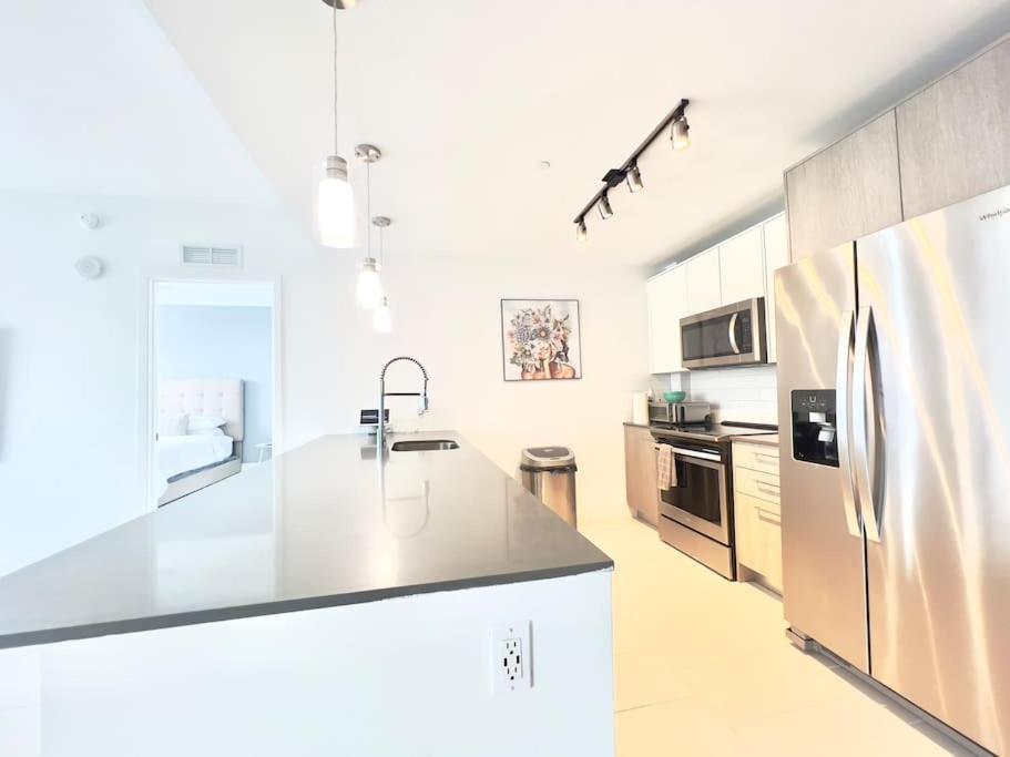 Apartment Heart Of Downtown, 3br-2 And Half Bathroom En-suites Luxe Pool! *