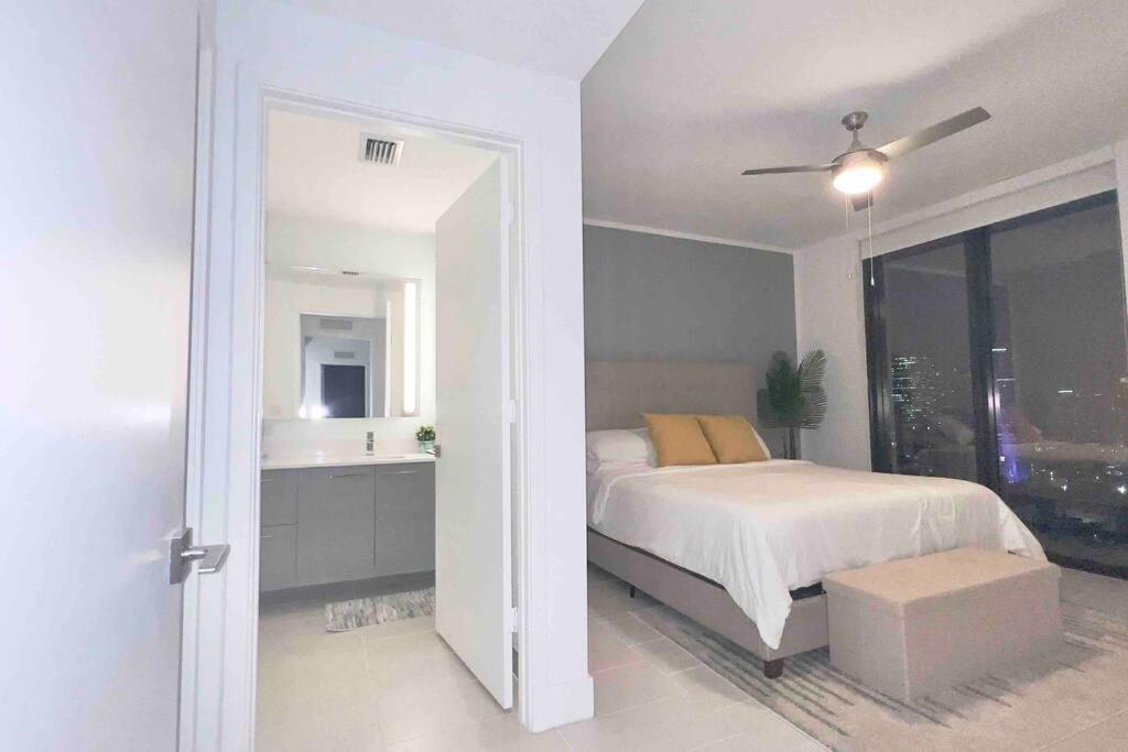Apartment Heart Of Downtown, 3br-2 And Half Bathroom En-suites Luxe Pool!