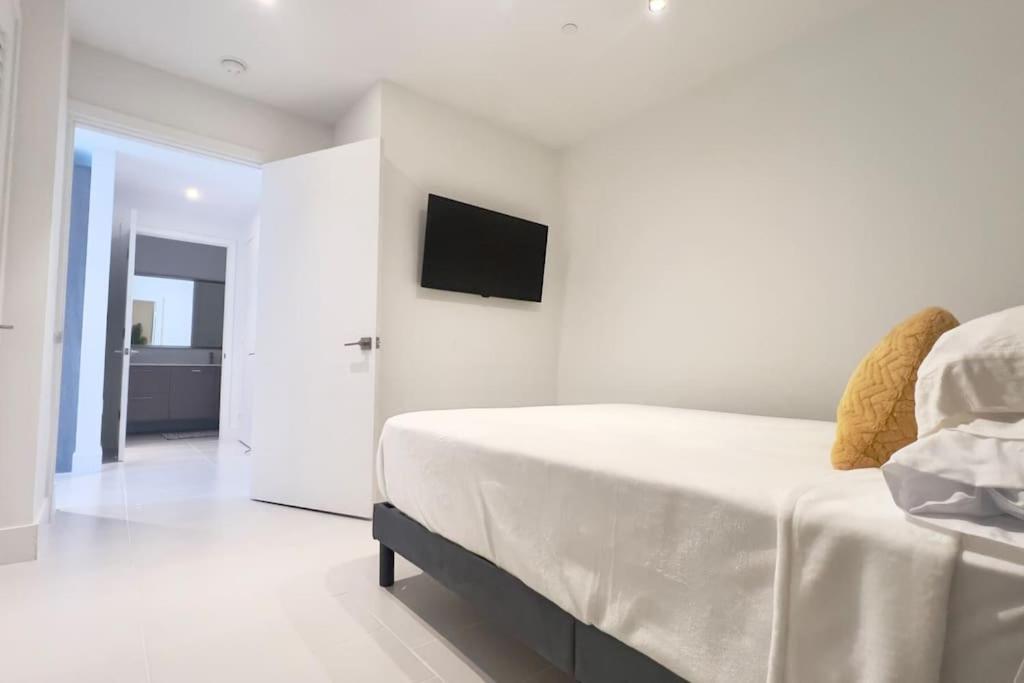 Apartment Heart Of Downtown, 3br-2 And Half Bathroom En-suites Luxe Pool! *