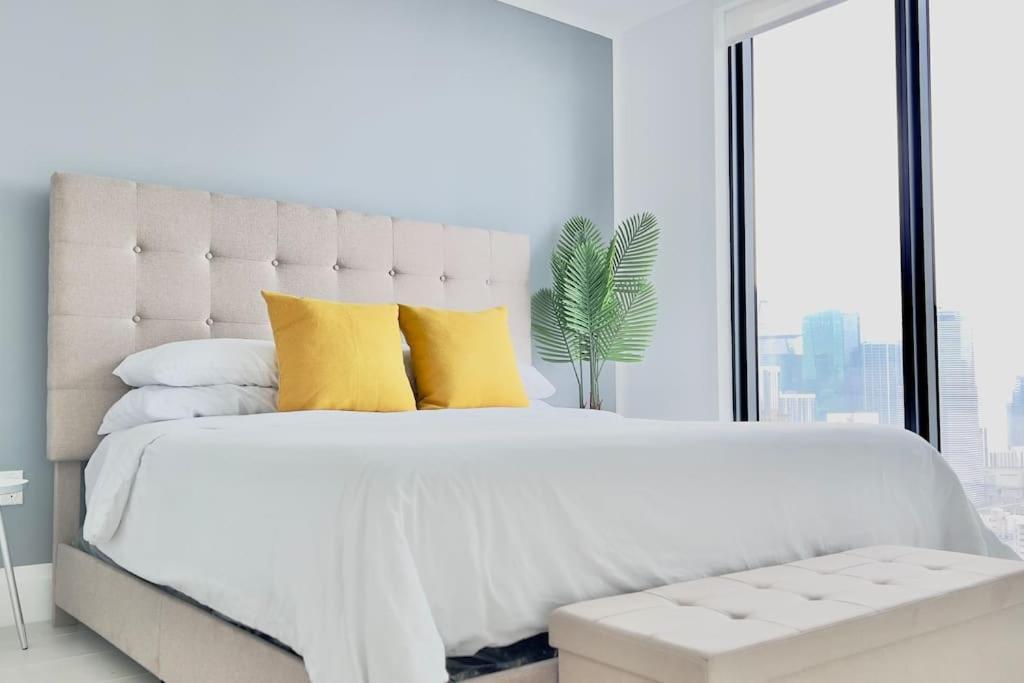 Apartment Heart Of Downtown, 3br-2 And Half Bathroom En-suites Luxe Pool! Miami