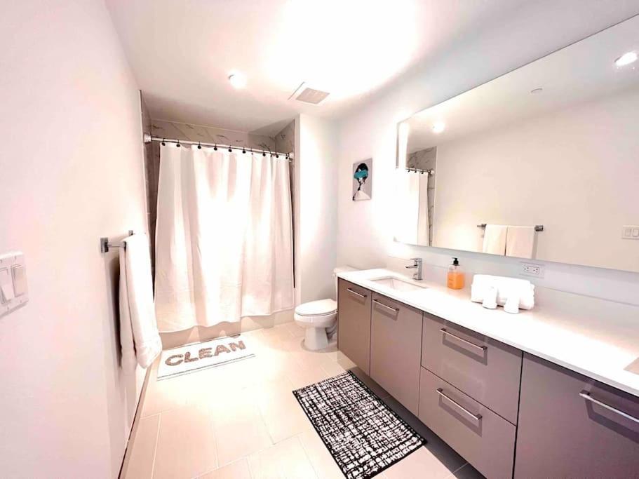 Apartment Heart Of Downtown, 3br-2 And Half Bathroom En-suites Luxe Pool! *