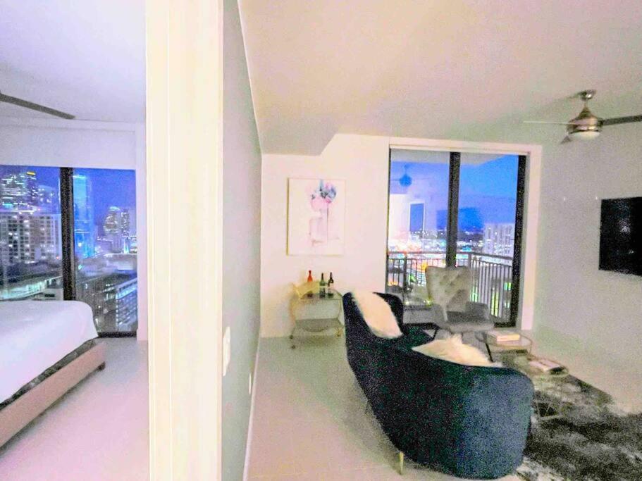 Apartment Heart Of Downtown, 3br-2 And Half Bathroom En-suites Luxe Pool!