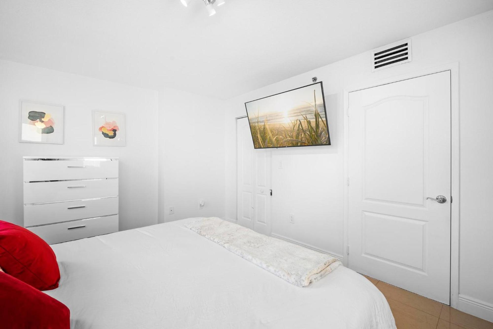 Bnb Hyperion - Luxe 3b W City & Ocean Views Ferienhaus Miami