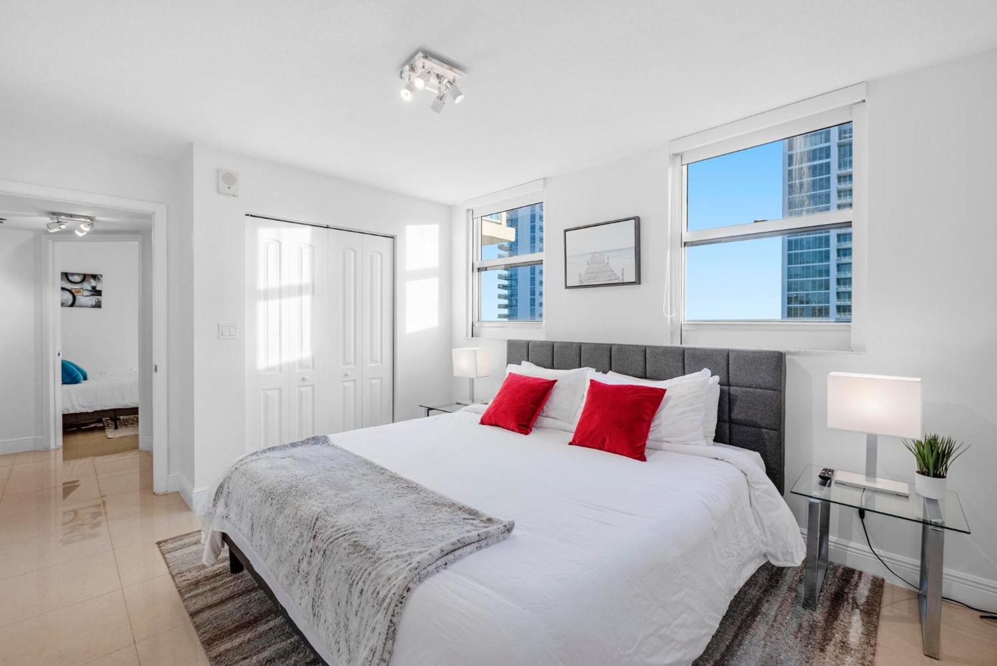 Bnb Hyperion - Luxe 3b W City & Ocean Views Ferienhaus Miami