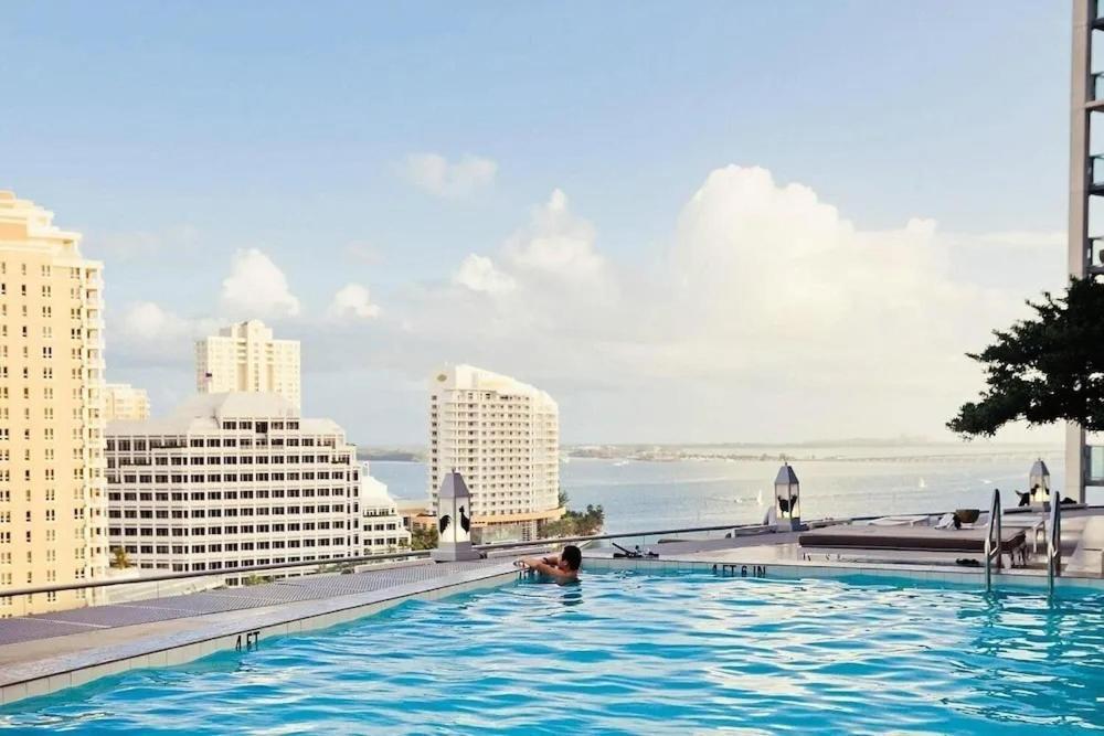 W Luxury High Rise Apartment Miami