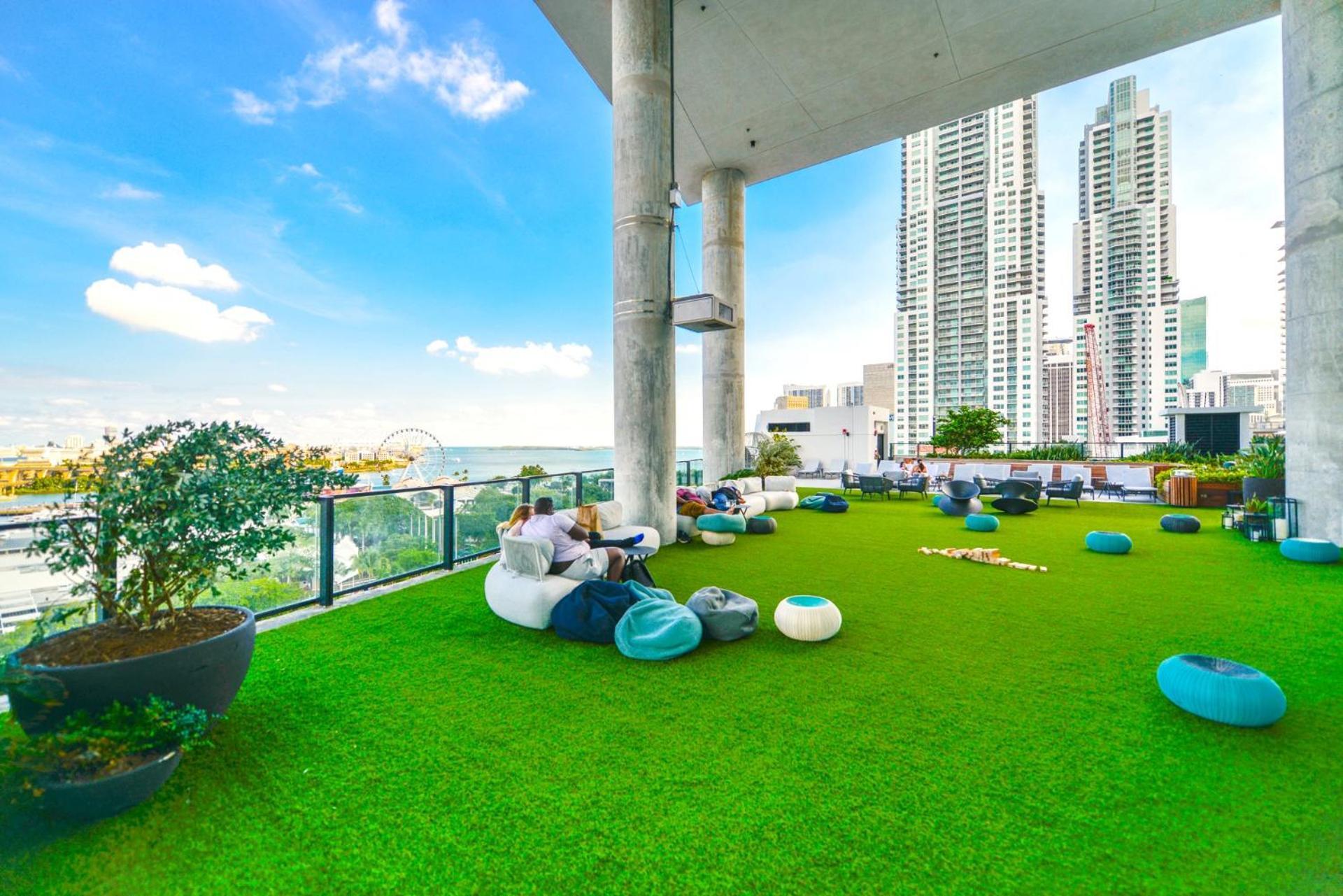 Studio With Amazing City View At Downtown Apartment *