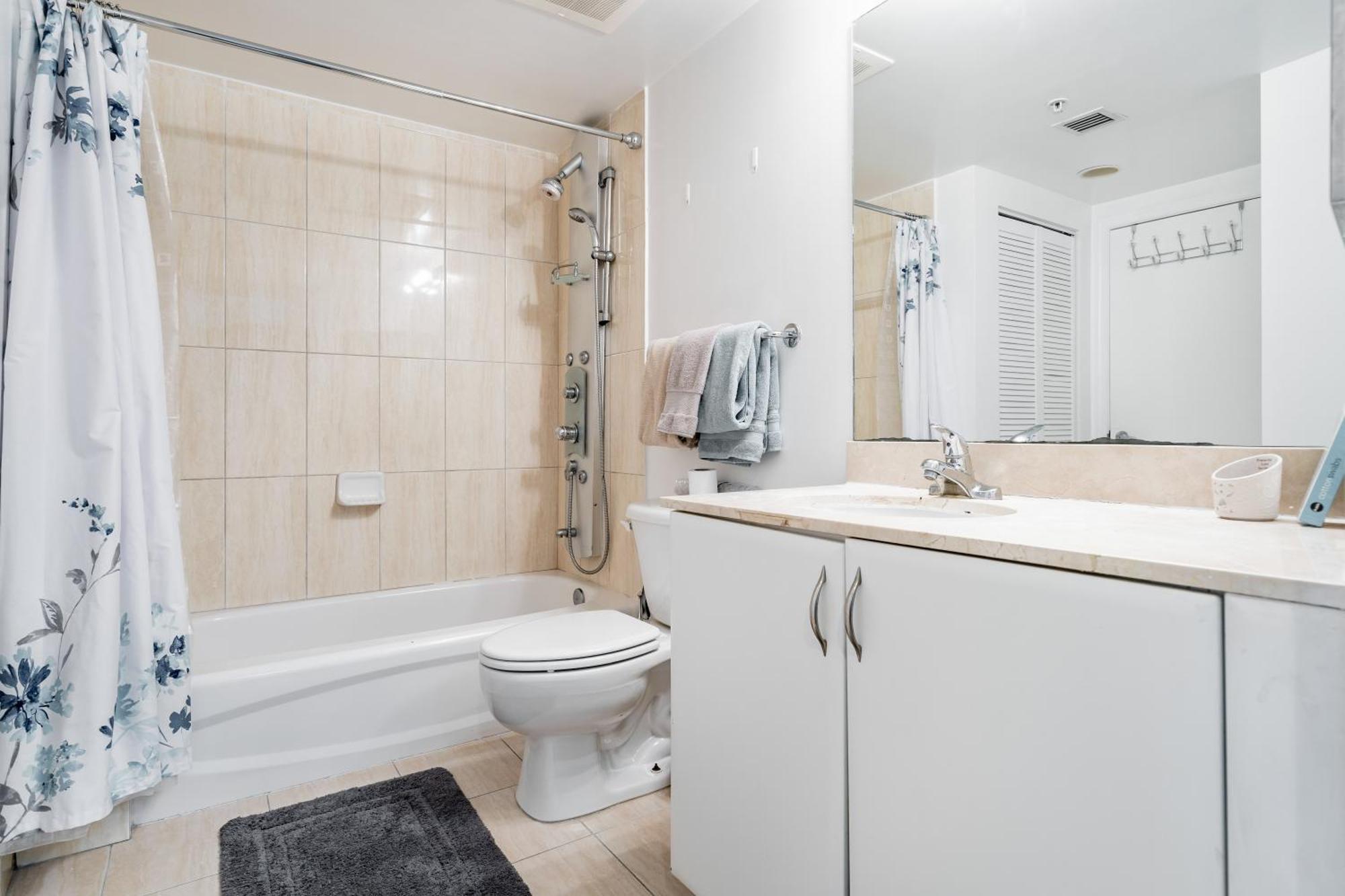 1 Bedroom Opera Tower - Edgewater Apartment *