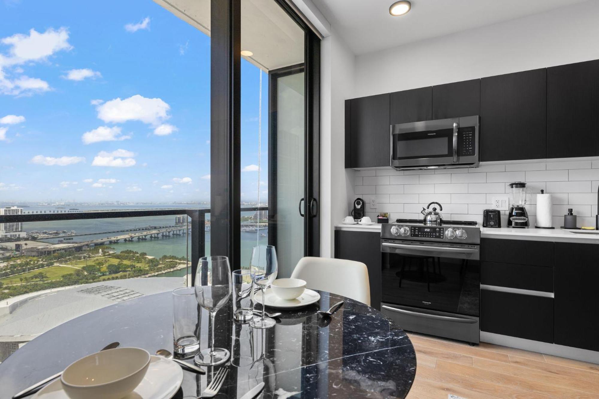 Studio With Amazing City View At Downtown Apartment *