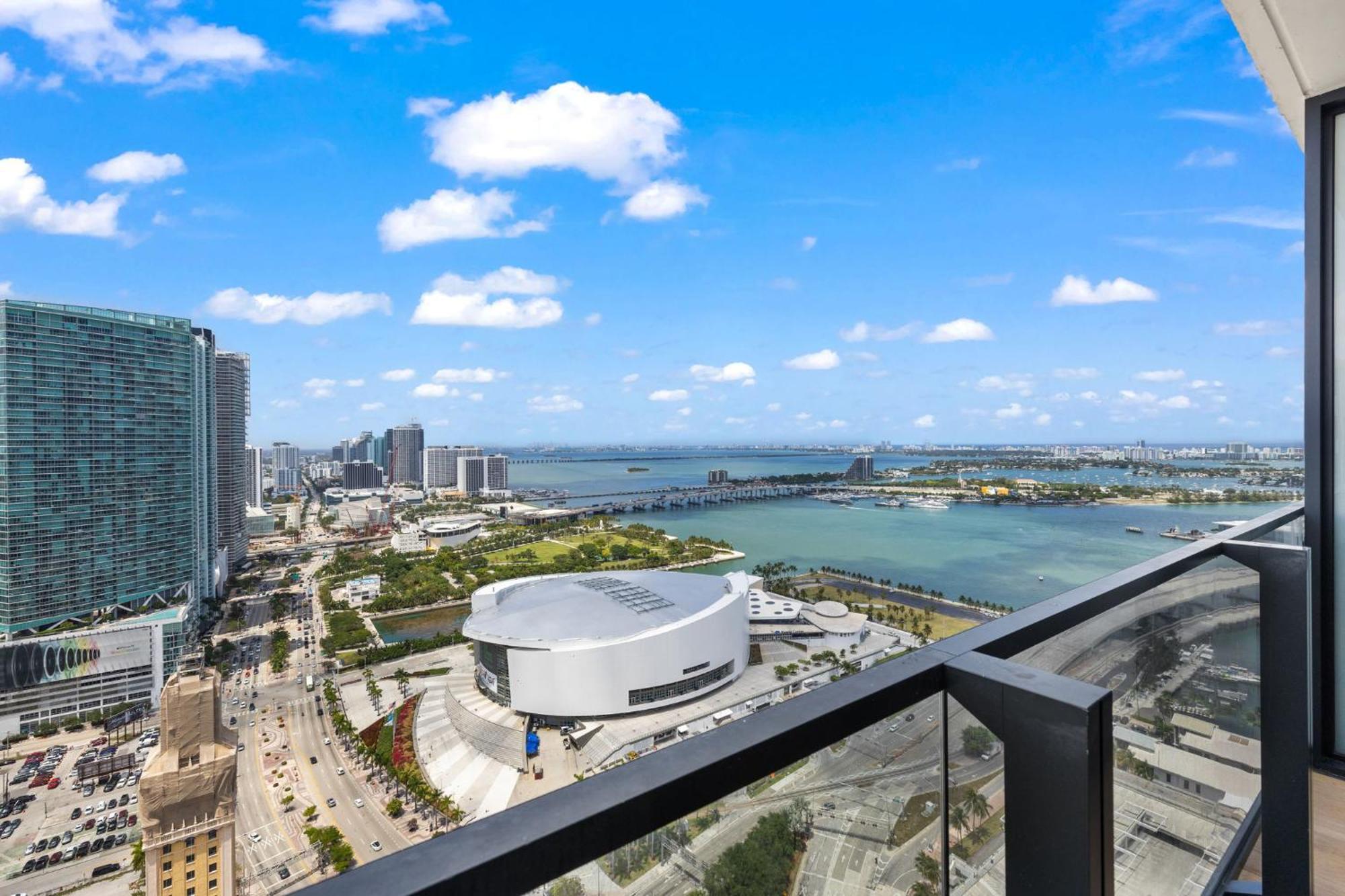 Studio With Amazing City View At Downtown Apartment
