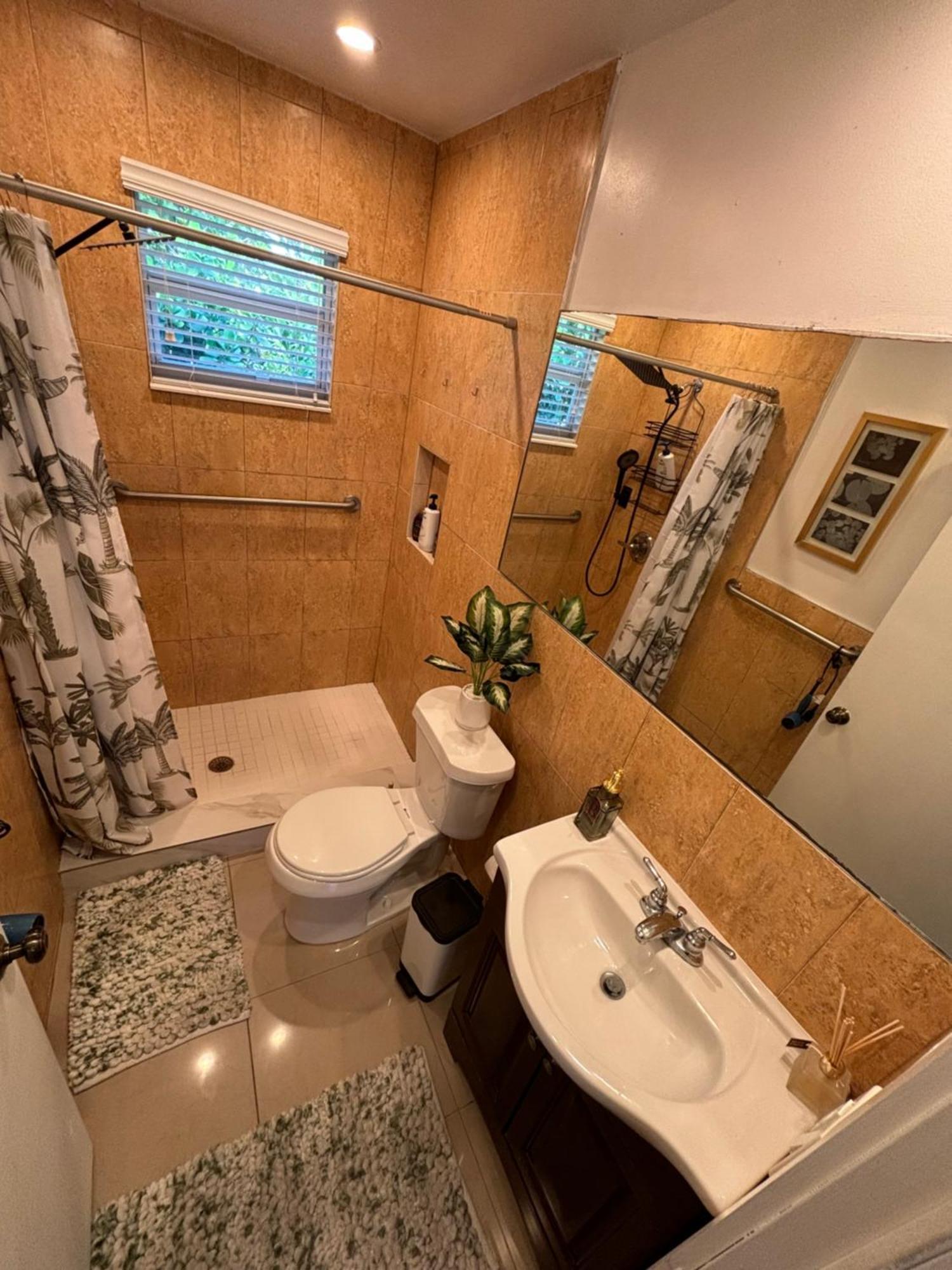 Deluxe In Location In A 2 Bedrooms Unit - Parking, Laundry And Luggage Storage Gasthof