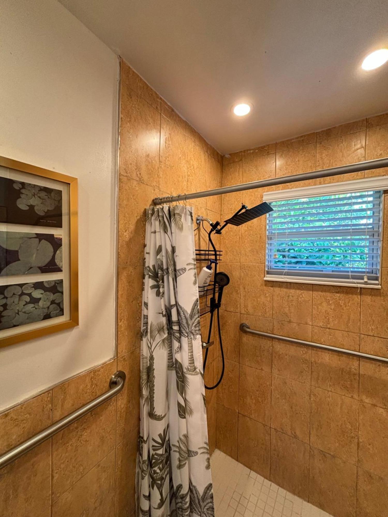Deluxe In Location In A 2 Bedrooms Unit - Parking, Laundry And Luggage Storage Gasthof *